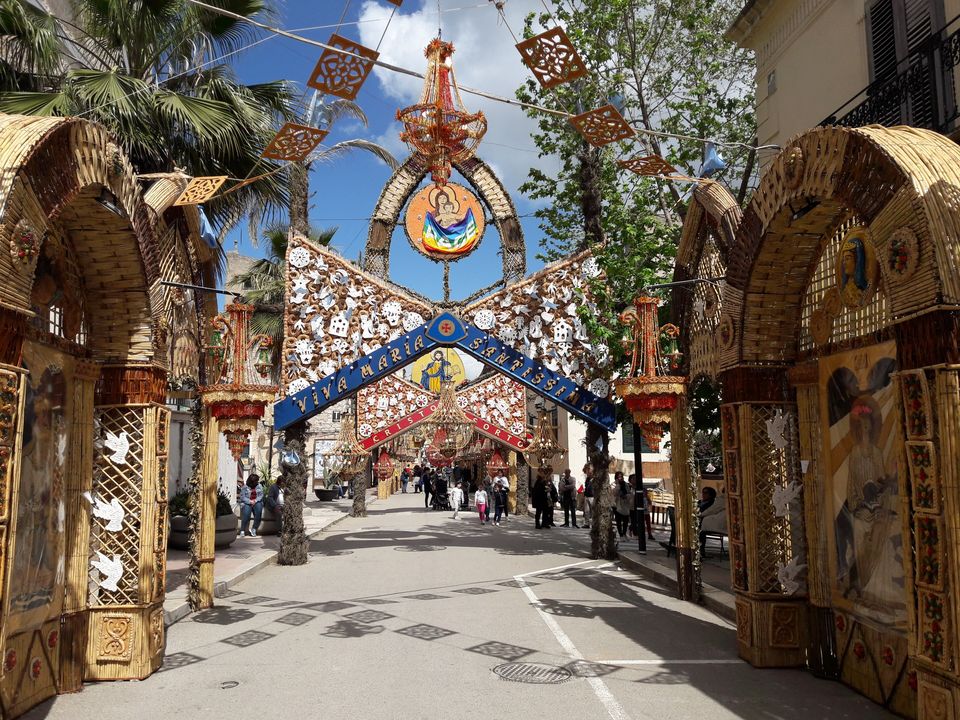 Gli Archi di Pasqua montati lungo la strada a San Biagio Platani, con strutture decorate sopra il passaggio