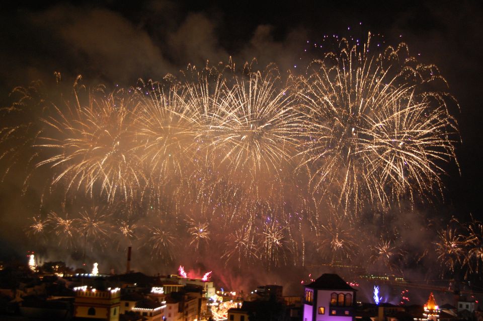 Fuochi di Capodanno sopra i tetti e la baia di Funchal, fotografati nella notte del 1 gennaio 2009
