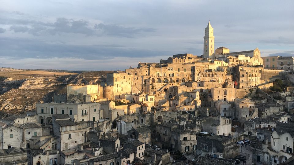 I Sassi di Matera al tramonto, con il campanile della Cattedrale in cima alla Civita