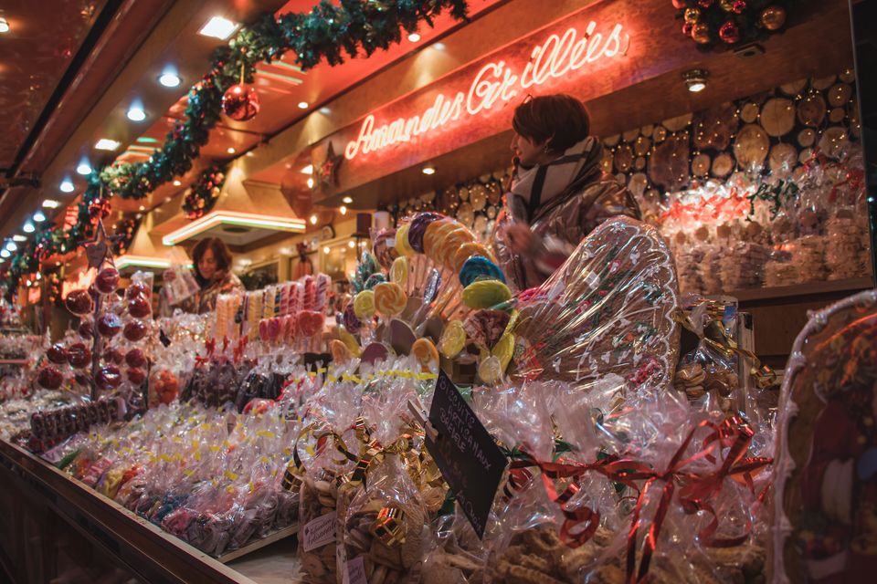 Bancarella di dolci al mercatino di Natale di Strasburgo, con lecca-lecca e biscotti confezionati